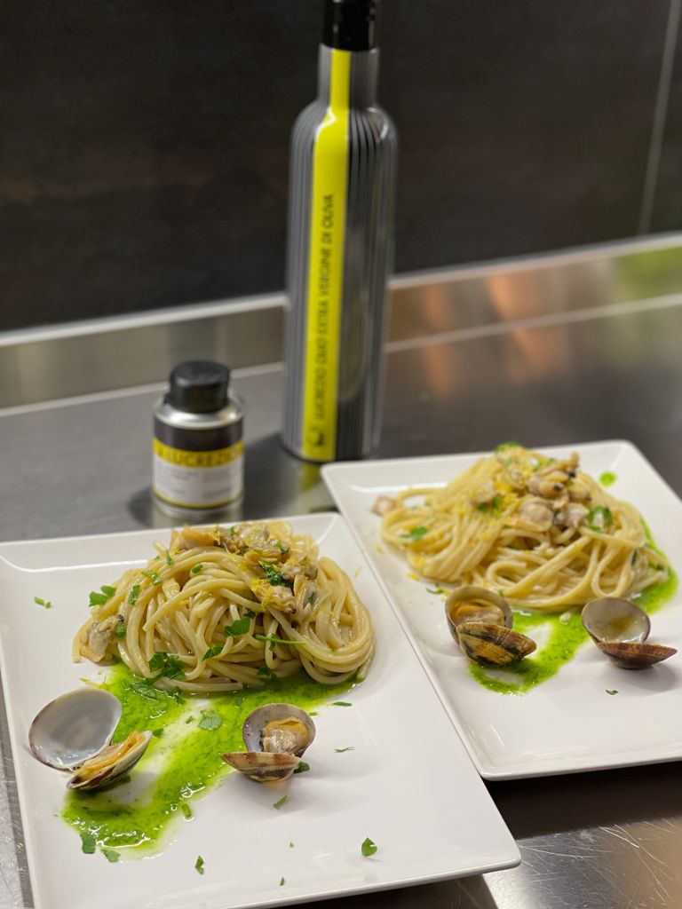 Spaghettoni risottati alle vongole con salsa al prezzemolo e olio EVO Lucrezio