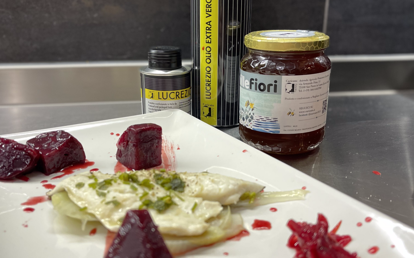 ORATA AL VAPORE CON RAPA ROSSA CARAMELLATA IN OLIO EVO LUCREZIO E MIELE CARICATO FACTORY