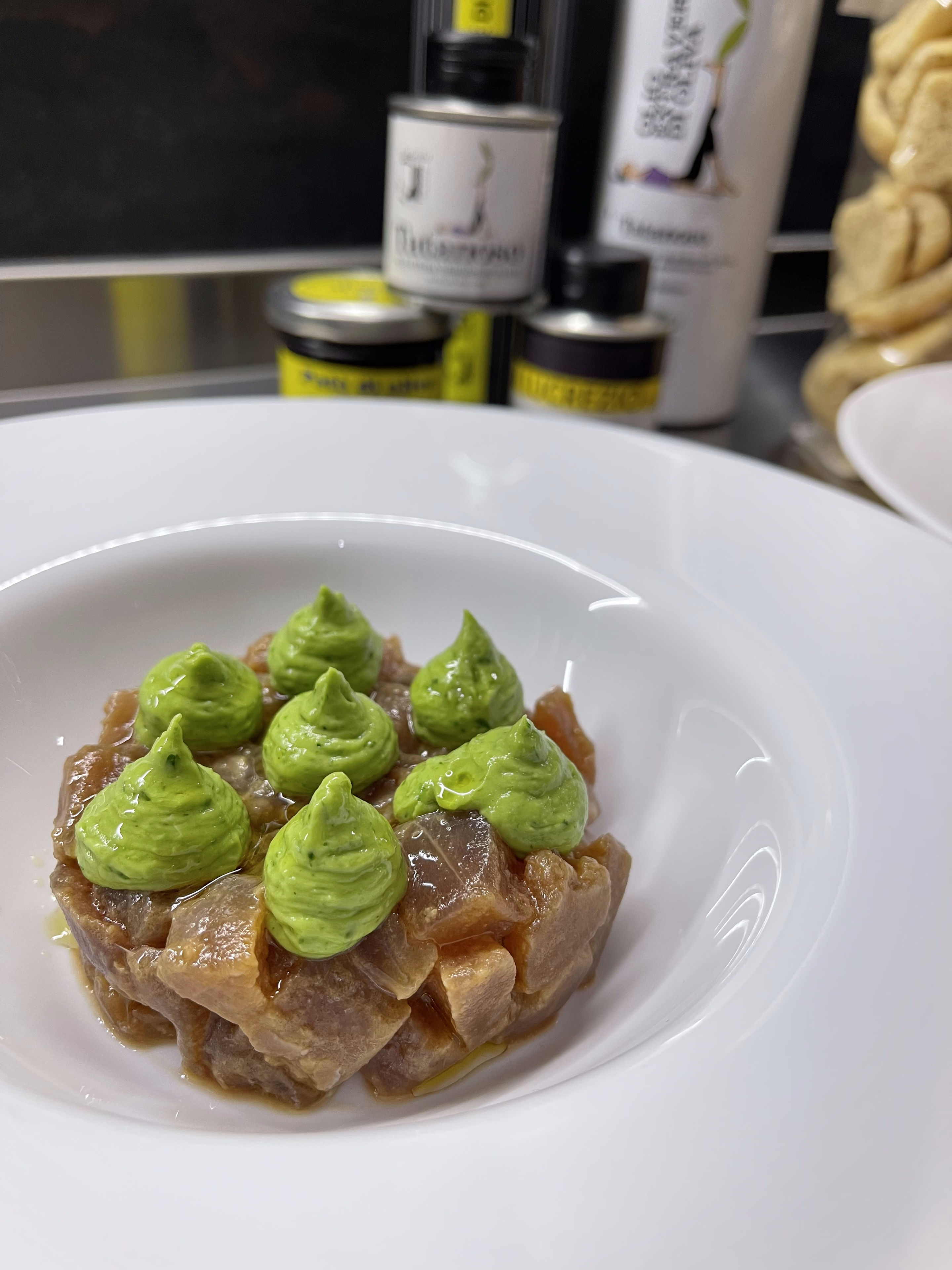 MENU DELLE FESTE 2022-1ANTIPASTI-MOUSSE DI AVOCADO SU TARTARE DI TONNO CON OLIO EVO TATANOSO CARICATO FACTORY