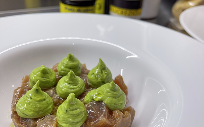 MENU DELLE FESTE 2022-1ANTIPASTI-MOUSSE DI AVOCADO SU TARTARE DI TONNO CON OLIO EVO TATANOSO CARICATO FACTORY