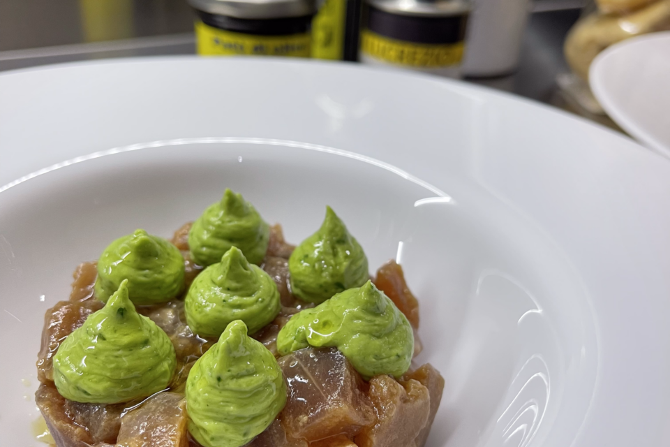 MENU DELLE FESTE 2022-1ANTIPASTI-MOUSSE DI AVOCADO SU TARTARE DI TONNO CON OLIO EVO TATANOSO CARICATO FACTORY