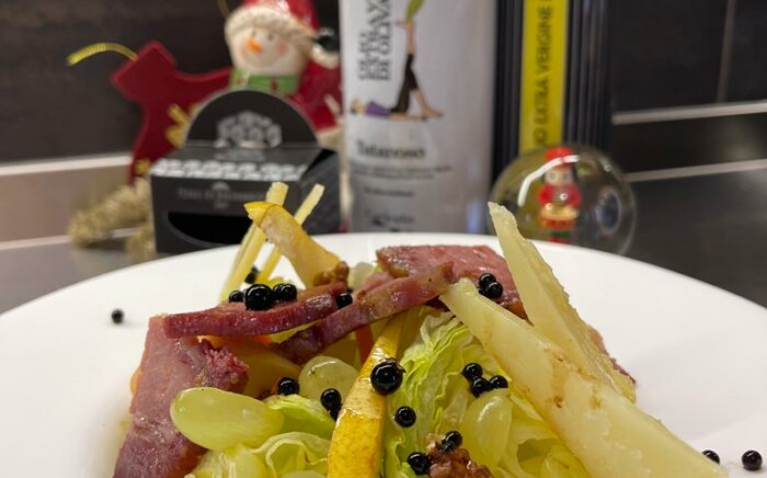 MENU DELLE FESTE 2022-2ANTIPASTI-CAPOCOLLO UBRICAO CROCCANTE SU INSALATINA INVERNALE CON PERLE DI BALSAMICO E OLIO EVO TATANOSO